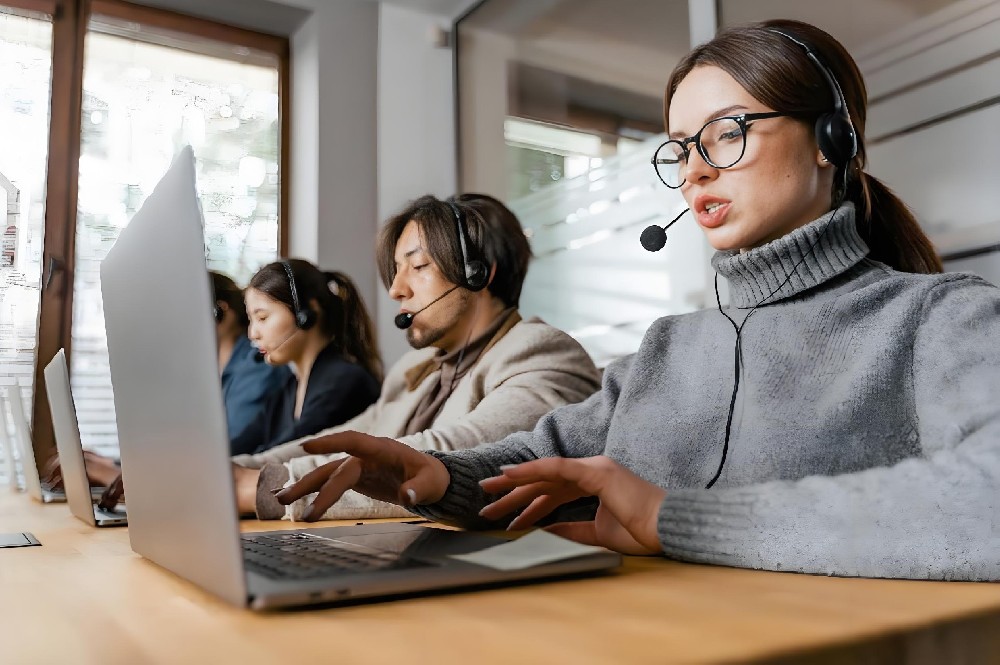 翻譯的“速度政治”：在實時新聞與社交媒體中的話語權爭奪？